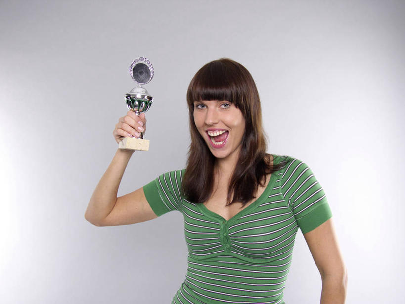 西方人,一个人,站,举,笑,大笑,横图,室内,白天,正面,兴奋,成功,胜利,欧洲,欧洲人,仅一个年轻女性,仅一个女性,仅一个人,握,灰色背景,服装,拿,拿着,注视,休闲装,一个,衣服,观察,看,托,站着,张嘴,休闲,休闲服,光彩,握着,摄影,服饰,影棚,单个,观看,察看,关注,荣誉,奖品,张大嘴巴,哈哈大笑,荣耀,光荣,年轻女性,女人,女性,白种人,张开嘴,举起,举手,举着,向上举,向上伸,向上托,站立,半身,彩图,影棚拍摄,高兴,狂笑,拍摄,奖杯