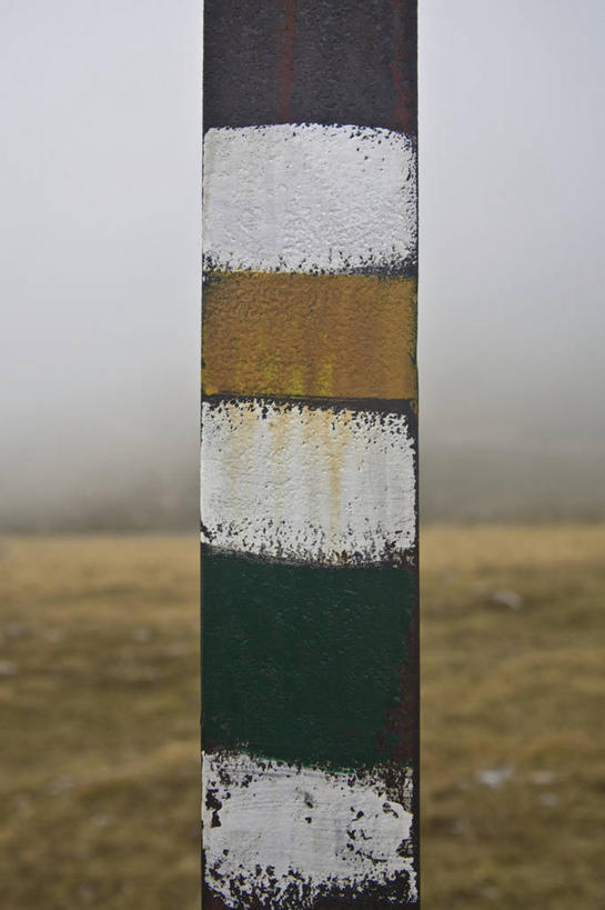 无人,农场,竖图,室外,白天,正面,畜牧业,牧场,美景,雾,朦胧,模糊,柱子,景观,乌云,云,阴天,云朵,云彩,天空,自然,天,景色,迷雾,昏暗,阴沉,自然风光,畜牧,牧业,大雾,彩图