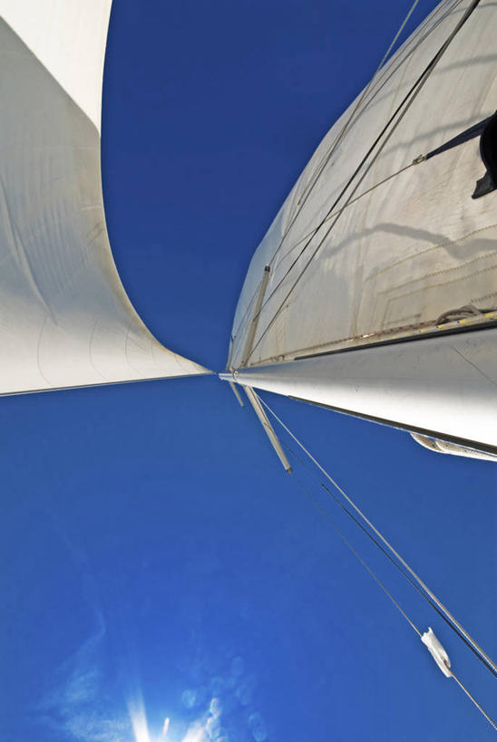 帆船,无人,竖图,室外,特写,白天,仰视,船,阴影,光线,影子,云,云朵,云彩,蓝色,白云,蓝天,天空,阳光,交通工具,天,晴朗,载具,帆樯,桅竿,晴空,彩图,低角度拍摄,帆柱
