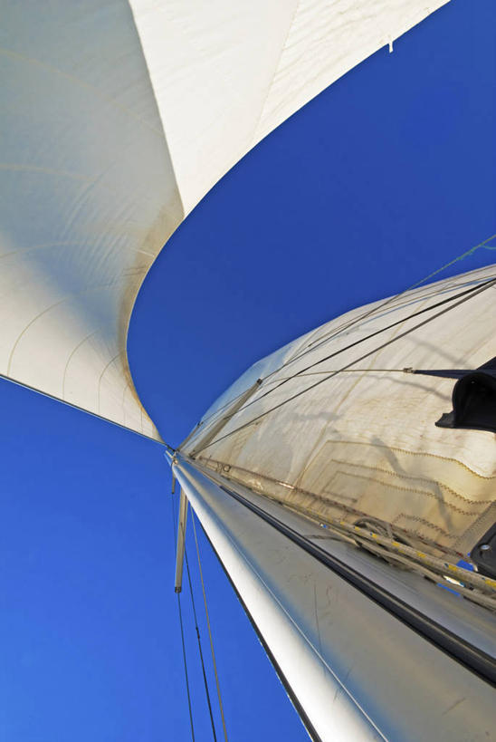 帆船,无人,竖图,室外,特写,白天,仰视,船,阴影,光线,影子,云,云朵,云彩,蓝色,白云,蓝天,天空,阳光,交通工具,天,晴朗,载具,帆樯,桅竿,晴空,彩图,低角度拍摄,帆柱