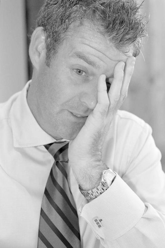 西方人,手,一个人,商务人士,商务男性,坐,竖图,黑白,室内,白天,正面,衬衫,欧洲,欧洲人,仅一个男性,仅一个人,仅一个中年男性,阴影,套装,时间,反射,时钟,手表,影子,领带,计时,注视,一个,钟表,观察,看,手部,表,遮,遮掩,单个,观看,单手,腕表,察看,掩盖,遮挡,象征,庄重,关注,商务装,身份,工薪阶层,遮盖,正式,地位,掩饰,男人,男性,中年男性,白种人,白领,上班族,钟,坐着,半身,衬衣