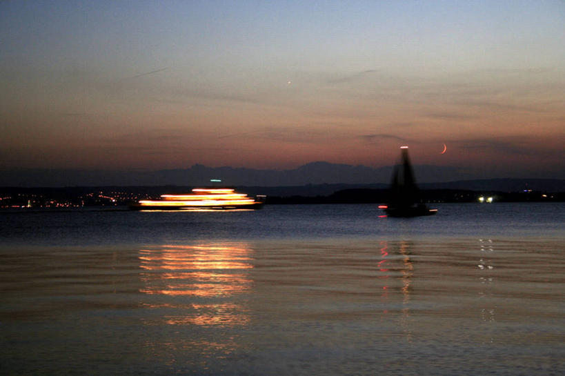 无人,横图,室外,白天,正面,度假,湖,湖泊,美景,日落,水,城市风光,城市,船,德国,欧洲,阴影,波纹,光线,影子,湖面,景观,水流,水面,晚霞,霞光,落日,灯光,涟漪,娱乐,游轮,游船,水纹,黄昏,交通工具,邮轮,波浪,湖水,享受,休闲,景色,彩霞,放松,西欧,载具,德意志联邦共和国,水晕,旅游船,巴登.符腾堡,巴登.符腾堡州,巴符州,夕照,薄暮,夕阳,彩图,傍晚,康斯坦茨,斜阳