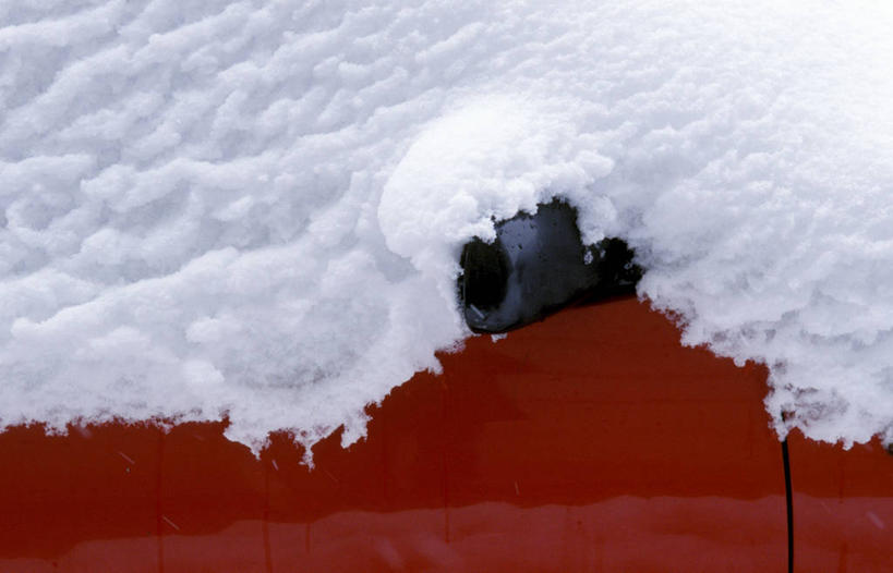 无人,横图,室外,特写,白天,正面,雪,大雪,汽车,一辆,覆盖,阴影,光线,影子,积雪,雪景,冬季,冬天,车,红色,阳光,交通工具,轿车,寒冷,载具,严寒,彩图