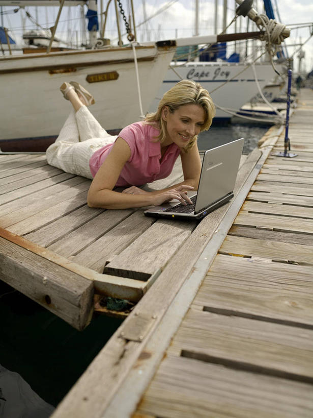 帆船,西方人,一个人,码头,笑,微笑,露齿笑,竖图,室外,白天,正面,电脑,笔记本电脑,港口,船,欧洲,欧洲人,仅一个女性,仅一个人,敲打,阴影,服装,裤子,光线,网络,木板,影子,云,云朵,桥,木桥,云彩,注视,休闲裤,休闲装,输入,通讯设备,栈桥,衣服,蓝色,白云,蓝天,天空,阳光,交通工具,天,打字,低头,观察,看,趴着,仅一个中年女性,休闲,休闲服,服饰,晴朗,观看,人行桥,木板桥,点击,一台,敲击,察看,无线,关注,载具,通信设备,无线网络,无线上网,便携式电脑,游艇码头,帆樯,桅竿,按键,手提电脑,女人,女性,中年女性,白种人,晴空,趴,彩图,全身,摆渡口,埠头,渡口,渡头,港湾,海港,口岸,帆柱