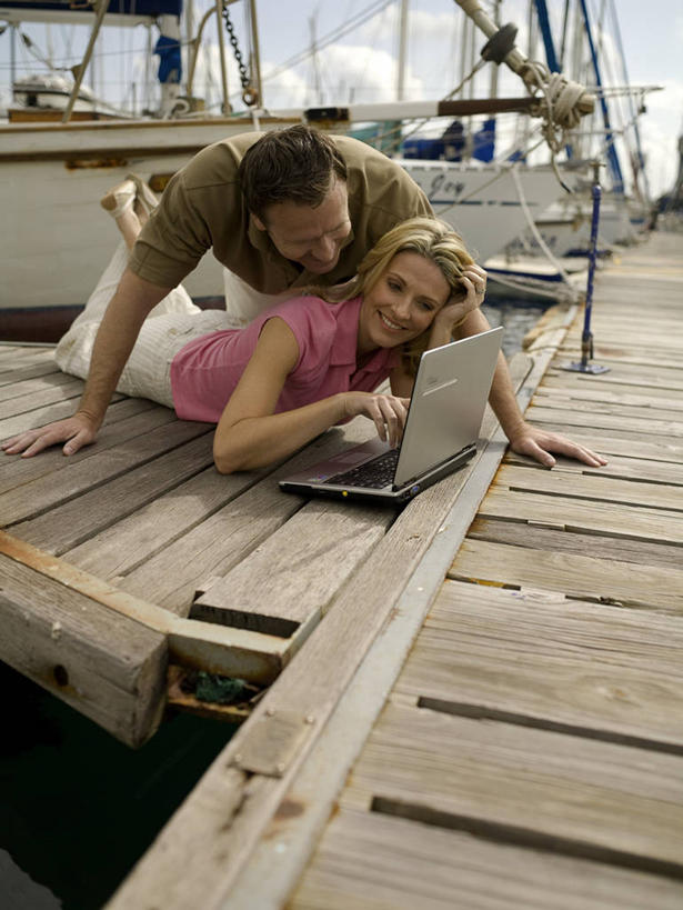 帆船,西方人,中年人,两个人,家庭,夫妻,码头,笑,微笑,露齿笑,竖图,室外,白天,正面,爱情,电脑,笔记本电脑,港口,船,欧洲,欧洲人,撑,敲打,阴影,服装,裤子,光线,网络,木板,影子,云,云朵,桥,木桥,浪漫,云彩,注视,休闲裤,休闲装,输入,通讯设备,栈桥,衣服,蓝色,白云,蓝天,天空,阳光,交通工具,天,打字,低头,观察,看,趴着,休闲,温暖,温馨,一家人,休闲服,恩爱,恋人,服饰,晴朗,观看,人行桥,木板桥,点击,一台,敲击,和睦,察看,无线,撑着,关注,载具,通信设备,无线网络,无线上网,便携式电脑,游艇码头,垂头,帆樯,桅竿,按键,手提电脑,男人,男性,女人,女性,中年男性,中年女性,白种人,夫妇,情侣,晴空,趴,彩图,全身,摆渡口,埠头,渡口,渡头,港湾,海港,口岸,帆柱,伴侣,融洽