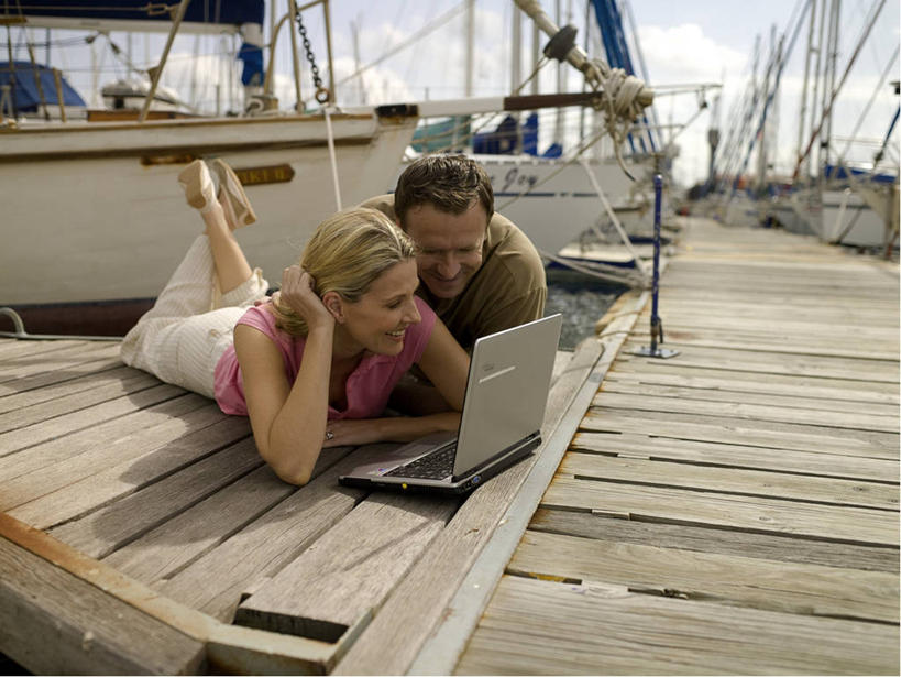 帆船,西方人,中年人,两个人,家庭,夫妻,码头,笑,微笑,露齿笑,横图,室外,白天,正面,爱情,电脑,笔记本电脑,港口,船,欧洲,欧洲人,撑,敲打,阴影,服装,裤子,光线,网络,木板,影子,云,云朵,桥,木桥,浪漫,云彩,注视,休闲裤,休闲装,输入,通讯设备,栈桥,衣服,蓝色,白云,蓝天,天空,阳光,交通工具,天,打字,低头,观察,看,趴着,休闲,温暖,温馨,一家人,休闲服,恩爱,恋人,服饰,晴朗,观看,人行桥,木板桥,点击,一台,敲击,和睦,察看,无线,撑着,关注,载具,通信设备,无线网络,无线上网,便携式电脑,游艇码头,垂头,帆樯,桅竿,按键,手提电脑,男人,男性,女人,女性,中年男性,中年女性,白种人,夫妇,情侣,晴空,趴,彩图,全身,摆渡口,埠头,渡口,渡头,港湾,海港,口岸,帆柱,伴侣,融洽