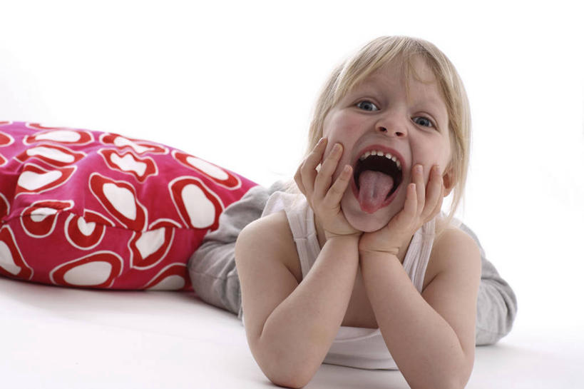 西方人,儿童,一个人,横图,室内,白天,白色背景,正面,纯洁,靠垫,欧洲,欧洲人,仅一个女性,仅一个人,撑,服装,装饰,斑点,靠枕,扭头,托腮,注视,休闲装,吐舌头,一个,小孩,衣服,红色,白色,抱枕,枕头,观察,看,趴着,伸舌头,托,张嘴,转头,仅一个小孩,休闲,鬼脸,休闲服,吐舌,可爱,童年,童趣,摄影,服饰,影棚,单个,观看,华丽,修饰,点缀,察看,关注,托下巴,张大嘴巴,童真,烂漫,无邪,衬托,美观,雅致,雅观,双手托腮,天真,女孩,女人,女性,白种人,孩子,张开嘴,趴,抬头,仰头,半身,彩图,影棚拍摄,拍摄,女生