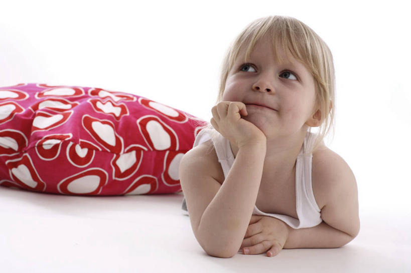 西方人,儿童,一个人,笑,微笑,横图,室内,白天,白色背景,正面,纯洁,靠垫,欧洲,欧洲人,仅一个女性,仅一个人,撑,服装,斑点,靠枕,扭头,托腮,注视,休闲装,一个,小孩,衣服,红色,白色,抱枕,枕头,观察,看,趴着,托,转头,仅一个小孩,休闲,休闲服,可爱,童年,童趣,摄影,服饰,影棚,单个,观看,察看,撑着,关注,托下巴,童真,烂漫,无邪,单手托腮,天真,女孩,女人,女性,白种人,孩子,趴,抬头,仰头,彩图,全身,影棚拍摄,拍摄,女生