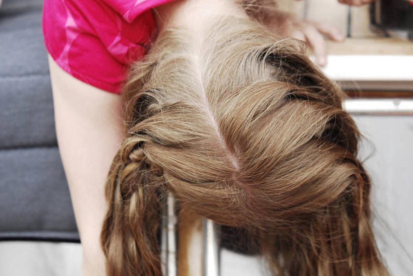 西方人,儿童,头,一个人,横图,俯视,室外,特写,白天,纯洁,轮船,船,欧洲,欧洲人,仅一个女性,仅一个人,阴影,服装,光线,影子,休闲装,肩膀,小孩,衣服,阳光,交通工具,低头,趴着,仅一个小孩,休闲,休闲服,可爱,童年,童趣,服饰,甲板,载具,童真,烂漫,无邪,垂头,天真,女孩,女人,女性,白种人,孩子,头部,趴,半身,彩图,高角度拍摄,女生