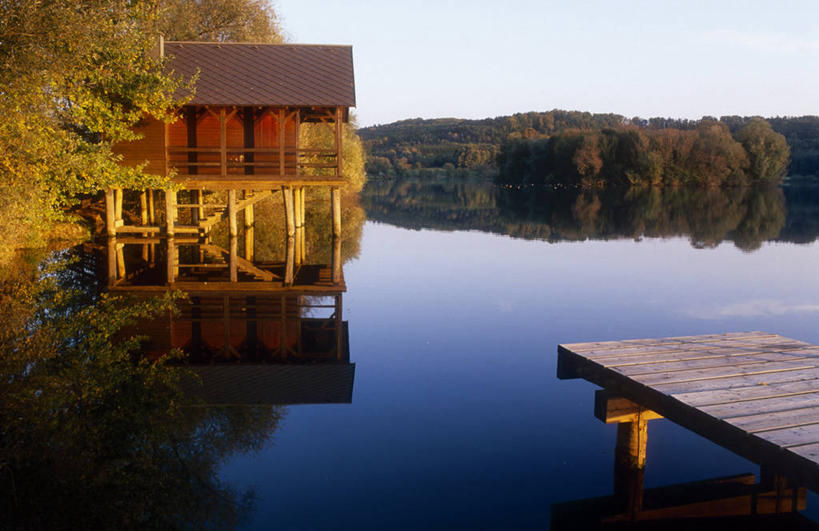 无人,家,木屋,码头,横图,室外,白天,正面,旅游,度假,湖,湖泊,美景,秋季,森林,树林,水,植物,港口,奥地利,欧洲,阴影,波纹,光线,木板,影子,湖面,景观,水流,水面,桥,木桥,涟漪,娱乐,住宅,栈桥,树,树木,蓝色,绿色,倒影,蓝天,水纹,天空,阳光,自然,波浪,湖水,天,享受,休闲,景色,放松,生长,晴朗,成长,人行桥,木板桥,倒映,自然风光,中欧,万里无云,水晕,奥地利共和国,反照,布尔根兰,布尔根兰州,晴空,晴空万里,秋,秋天,彩图,摆渡口,埠头,渡口,渡头,港湾,海港,货运码头,口岸,茅舍,茅屋,棚屋,商港,小木屋,小屋,居辛县,劳赫瓦特