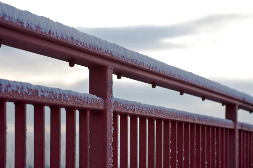 无人,栏杆,横图,室外,特写,白天,正面,雪,大雪,朦胧,模糊,积雪,雪景,冬季,冬天,围栏,护栏,红色,寒冷,严寒,彩图