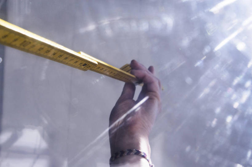 西方人,手,一个人,横图,室内,白天,仰视,欧洲,欧洲人,仅一个男性,仅一个人,握,阴影,光线,测量,影子,刻度,装饰品,工人,仅一个年轻男性,一个,黄色,阳光,尺,饰品,手链,首饰,手部,握着,手镯,单个,测量工具,单手,尺子,镯子,直角,直角尺,量具,量仪,木工工具,钳工工具,曲尺,男人,男性,年轻男性,白种人,员工,半身,彩图,低角度拍摄,镜头光晕,透镜闪耀,眩光,匠人,劳动者,体力工