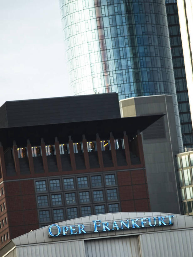 无人,高楼大厦,竖图,室外,白天,正面,旅游,度假,标志建筑,大厦,地标,建筑,剧院,摩天大楼,德国,欧洲,阴影,光线,影子,墙,褐色,歌剧院,娱乐,建设,墙壁,墙面,天空,阳光,天,享受,休闲,旅游胜地,放松,西欧,德意志联邦共和国,法兰克福,歌剧,法兰克福市,黑森州,彩图,大楼,高层建筑,高楼,剧场,摩天楼,法兰克福老歌剧院