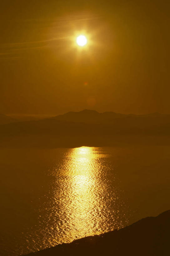 无人,竖图,室外,白天,正面,旅游,度假,海浪,海洋,石头,美景,日落,山,山脉,北海道,日本,亚洲,阴影,光线,石子,影子,景观,浪花,山顶,山峰,晚霞,霞光,落日,山峦,背光,娱乐,倒影,阳光,自然,海水,黄昏,群山,享受,休闲,景色,彩霞,放松,倒映,自然风光,逆光,海景,东亚,沉积岩,日本国,北海道地方,北海道岛,函馆,函馆市,颠峰,极峰,夕照,反照,薄暮,水成岩,大海,风浪,海,海水的波动,近岸浪,石块,岩石,涌浪,夕阳,彩图,傍晚,函馆山,斜阳