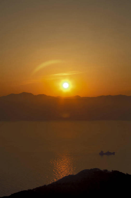 无人,竖图,室外,白天,正面,旅游,度假,海浪,海洋,石头,美景,日落,山,山脉,北海道,日本,亚洲,阴影,光线,石子,影子,景观,浪花,山顶,山峰,晚霞,霞光,落日,山峦,背光,娱乐,倒影,阳光,自然,海水,黄昏,群山,享受,休闲,景色,彩霞,放松,倒映,自然风光,逆光,海景,东亚,沉积岩,日本国,北海道地方,北海道岛,函馆,函馆市,颠峰,极峰,夕照,反照,薄暮,水成岩,大海,风浪,海,海水的波动,近岸浪,石块,岩石,涌浪,夕阳,彩图,傍晚,函馆山,斜阳