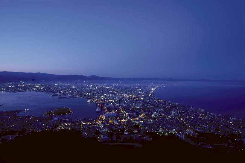 无人,家,横图,俯视,航拍,室外,夜晚,旅游,度假,海浪,海洋,美景,城市风光,城市,建筑,夜景,北海道,日本,亚洲,阴影,光线,影子,房屋,屋子,景观,浪花,公寓,灯光,娱乐,建设,洋房,楼房,住宅,蓝色,蓝天,天空,海水,天,享受,休闲,景色,放松,晴朗,鸟瞰,海景,东亚,万里无云,日本国,北海道地方,北海道岛,函馆,函馆市,大海,风浪,海,海水的波动,近岸浪,涌浪,晴空,晴空万里,彩图,高角度拍摄,房子