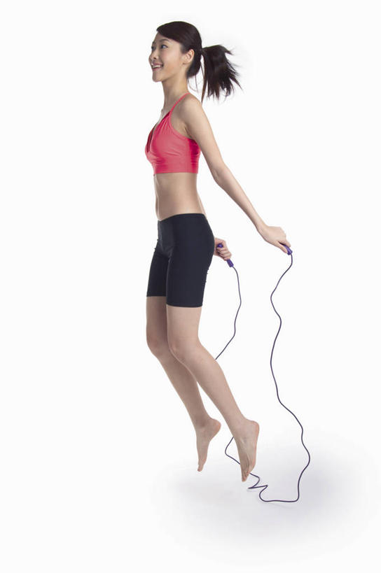 东方人,一个人,跳,竖图,室内,白天,白色背景,侧面,锻炼,运动,吊带,亚洲,仅一个年轻女性,仅一个女性,仅一个人,握,服装,半空,拿,拿着,注视,吊带衫,黄种人,运动器械,衣服,红色,绳子,观察,看,健身器械,握着,摄影,服饰,影棚,观看,察看,衣着,穿着,关注,健身器材,衣饰,露脐装,体育,年轻女性,女人,女性,亚洲人,跳跃,彩图,全身,影棚拍摄,健身,拍摄,短绳,运动器材