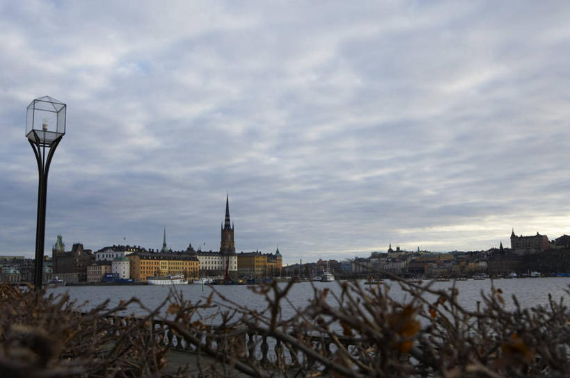 无人,家,码头,横图,室外,白天,正面,旅游,度假,河流,美景,水,城市风光,城市,港口,建筑,路灯,照明,瑞典,欧洲,阴影,光线,影子,房屋,屋子,河水,景观,水流,云,云朵,公寓,灯光,首都,云彩,娱乐,建设,洋房,楼房,住宅,灯,蓝色,白云,蓝天,天空,阳光,天,享受,休闲,景色,放松,晴朗,照亮,照明设备,斯堪的纳维亚,北欧,斯德哥尔摩,斯堪的那维亚,斯堪的那维亚半岛,斯堪的纳维亚半岛,首府,瑞典王国,斯德哥尔摩省,晴空,彩图,房子,摆渡口,埠头,渡口,渡头,港湾,海港,货运码头,口岸,商港,老城,斯德哥尔摩老城