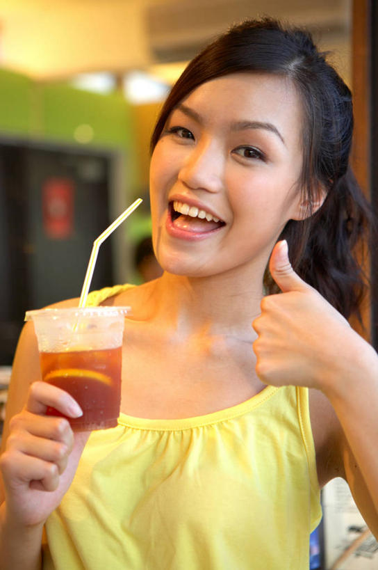 果汁,东方人,一个人,站,笑,微笑,露齿笑,竖图,室外,白天,正面,智慧,柠檬,杯子,亚洲,仅一个年轻女性,仅一个女性,仅一个人,握,突出,服装,朦胧,模糊,背心,塑料,饮品,拿,柠檬汁,拿着,注视,黄种人,称赞,表扬,饮料,一个,衣服,黄色,塑料制品,吸管,观察,看,手势,站着,竖,握着,服饰,单个,观看,塑料杯,翘,高,察看,空心,夸奖,衣着,优秀,穿着,关注,可口,咖啡店,咖啡屋,好,妙,顺利,出色,超群,杰出,卓越,奇妙,饮管,衣饰,适口,聪明,年轻女性,女人,女性,亚洲人,大拇指,益母果,柠果,站立,半身,彩图,咖啡馆,圆柱状