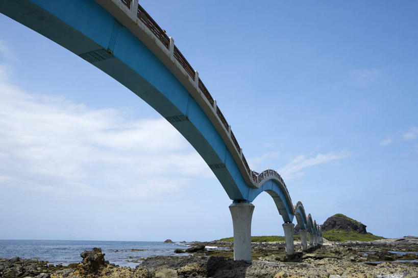 无人,横图,室外,白天,仰视,旅游,度假,草地,海浪,海洋,石头,美景,沙滩,植物,台湾,中国,亚洲,阴影,光线,沙子,石子,影子,海岸,景观,浪花,水平线,云,云朵,桥,辽阔,海平线,沙地,云彩,娱乐,石桥,拱桥,栈桥,草,蓝色,绿色,白云,蓝天,天空,阳光,自然,海水,天,享受,休闲,广阔,景色,放松,拱形,晴朗,人行桥,石拱桥,一望无际,自然风光,海景,东亚,港澳台,中华人民共和国,台湾省,无边无际,一马平川,大海,风浪,海,海水的波动,海滩,近岸浪,石块,涌浪,晴空,彩图,低角度拍摄,水天相接,水天一线,台