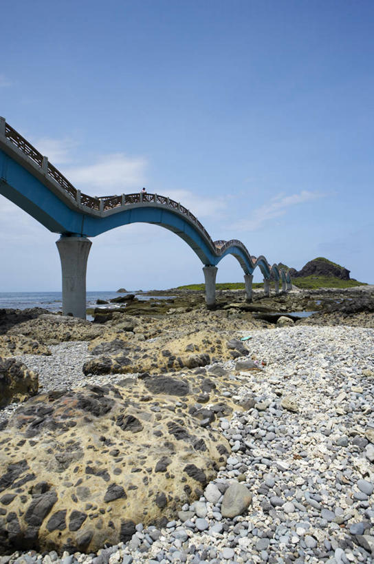 无人,竖图,室外,白天,仰视,旅游,度假,草地,海浪,海洋,石头,美景,沙滩,植物,台湾,中国,亚洲,阴影,光线,沙子,石子,影子,海岸,景观,浪花,云,云朵,桥,沙地,云彩,娱乐,石桥,拱桥,栈桥,草,蓝色,绿色,白云,蓝天,天空,阳光,自然,海水,天,享受,休闲,景色,放松,拱形,晴朗,人行桥,石拱桥,自然风光,海景,东亚,港澳台,中华人民共和国,台湾省,大海,风浪,海,海水的波动,海滩,近岸浪,石块,涌浪,晴空,彩图,低角度拍摄,台