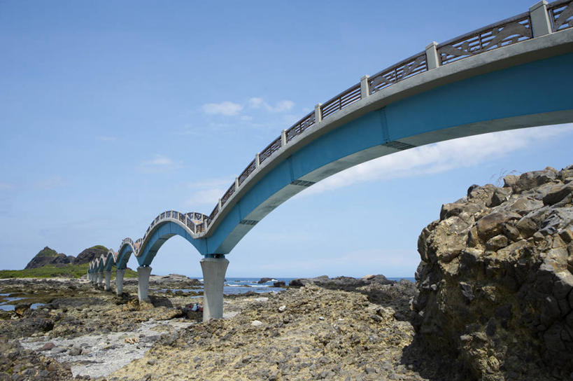 无人,横图,室外,白天,仰视,旅游,度假,草地,海浪,海洋,石头,美景,沙滩,植物,台湾,中国,亚洲,阴影,光线,沙子,石子,影子,海岸,景观,浪花,云,云朵,桥,沙地,云彩,娱乐,石桥,拱桥,栈桥,草,蓝色,绿色,白云,蓝天,天空,阳光,自然,海水,天,享受,休闲,景色,放松,拱形,晴朗,人行桥,石拱桥,自然风光,海景,东亚,港澳台,中华人民共和国,台湾省,大海,风浪,海,海水的波动,海滩,近岸浪,石块,涌浪,晴空,彩图,低角度拍摄,台