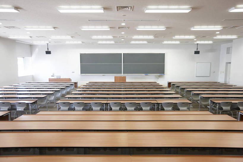 无人,学校,横图,室内,白天,正面,桌子,椅子,照明,一排,整齐,并列,并排,灯光,书桌,校园,顶灯,灯,排列,讲台,课桌,黑板,灯具,教室,教学,照亮,课堂,照明设备,队列,演说台,平行,演讲台,耐磨,教学黑板,彩图