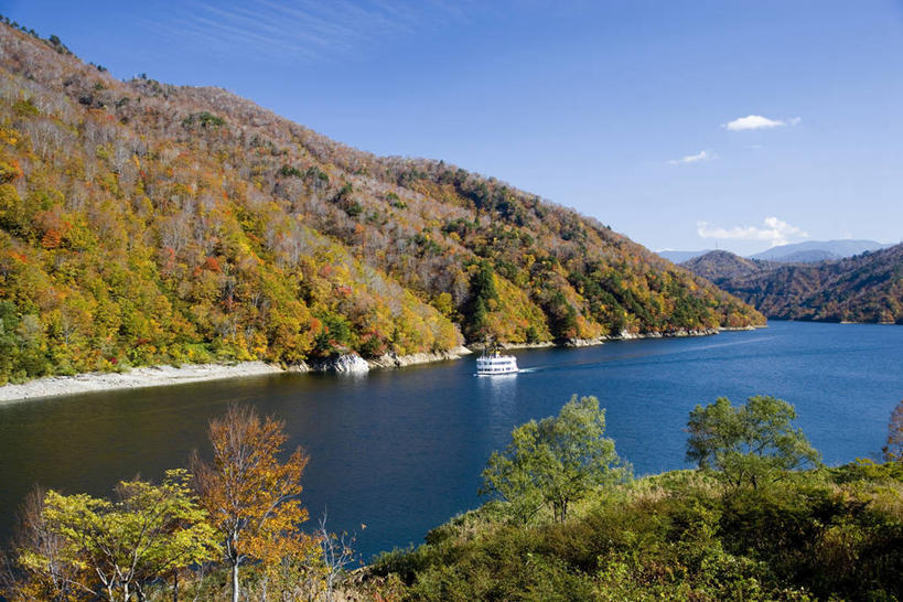 无人,横图,室外,白天,正面,旅游,度假,湖,湖泊,美景,秋季,森林,山,山脉,树林,水,植物,轮船,船,叶子,日本,亚洲,一艘,阴影,光线,影子,湖面,景观,山峰,水流,水面,云,云朵,枯叶,落叶,山峦,云彩,娱乐,树,树木,蓝色,绿色,白云,蓝天,天空,阳光,自然,交通工具,湖水,群山,天,享受,休闲,景色,放松,生长,晴朗,成长,自然风光,载具,东亚,本州,本州岛,日本国,中部地方,新潟,新潟县,叶,叶片,晴空,秋,秋天,彩图,鱼沼市