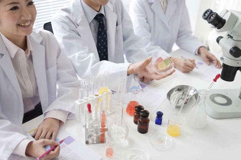 东方人,三个人,同事,科学家,坐,笑,微笑,露齿笑,横图,俯视,室内,白天,成功,合作,团队,集体,信心,实验,仪器,桌面,桌子,杯子,亚洲,握,阴影,服装,检查,研究,透明,反射,分析,科学,化学,测试,笔,材料,档案,试管,试剂瓶,文件,显微镜,影子,实验室,研究室,办公用品,领带,注视,黄种人,队伍,水笔,玻璃制品,文具,衣服,白色,玻璃瓶,瓶子,学习用品,资料,观察,看,器皿,清晰,探索,握着,服饰,放大,观看,仔细,文具用品,透镜,察看,领导,凸透镜,聚焦,象征,衣着,庄重,科研人员,白大褂,成就,穿着,关注,文档,研究者,身份,合伙,领袖,工作台,计量,试验室,实验服,科学研究者,玻璃仪器,试验耗材,实验用品,光学,清楚,正式,地位,衣饰,男人,男性,年轻男性,年轻女性,女人,女性,亚洲人,科学工作者,玻璃杯,坐着,半身,彩图,高角度拍摄,实验衣,实验台,实验桌