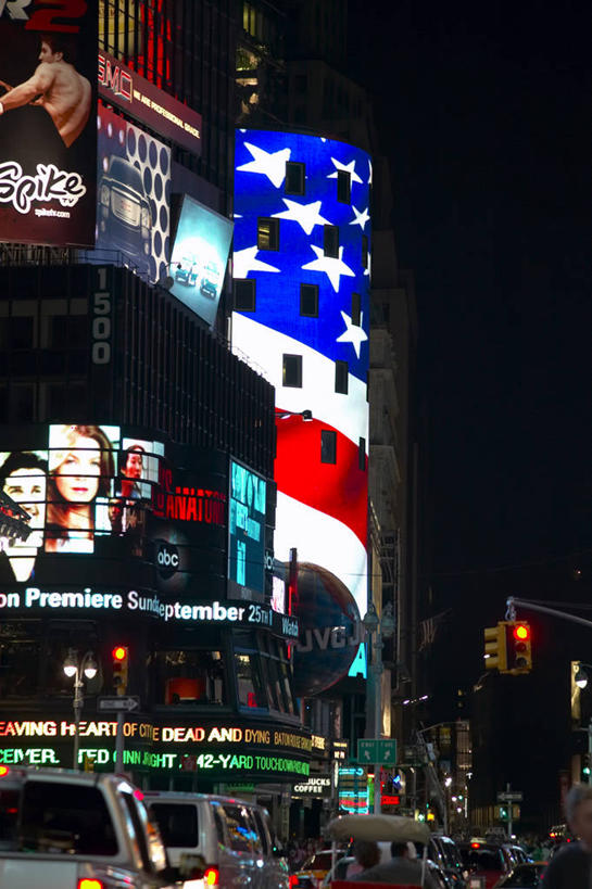 无人,高楼大厦,广场,竖图,室外,夜晚,仰视,度假,安全,美景,城市风光,城市,大厦,摩天大楼,夜景,汽车,旗帜,国旗,纽约,美国,阴影,条纹,光线,影子,景观,星星,红绿灯,灯光,曼哈顿,信号灯,交通,娱乐,星条旗,车,红色,蓝色,白色,交通工具,轿车,享受,休闲,星形,景色,放松,警示,美国国旗,时代广场,北美,北美洲,提示,载具,美洲,流通,五角形,交通信号灯,纽约市,纽约州,帝国之州,帝国州,行人信号灯,时报广场,纽约时报广场,北亚美利加洲,亚美利加洲,旗,五角星,彩图,低角度拍摄,大楼,高层建筑,高楼,摩天楼,美利坚合众国国旗,美利坚合众国,曼哈顿区,纽约县,曼哈顿岛