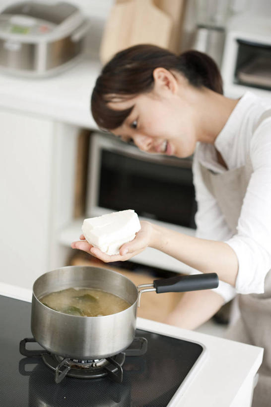 东方人,一个人,站,竖图,室内,白天,正面,烹饪,厨房,桌面,桌子,厨具,纺织品,金属制品,亚洲,仅一个年轻女性,仅一个女性,仅一个人,弯腰,握,阴影,服装,朦胧,模糊,反射,金属,布,炖锅,锅子,影子,日本料理,味增汤,料理,食品,织物,注视,休闲装,黄种人,抹布,锅,菜肴,美食,食物,衣服,日式料理,低头,观察,看,站着,休闲,日式,休闲服,握着,服饰,佳肴,锅具,观看,灶具,察看,关注,燃气灶,烹饪用具,弯身,垂头,燃气具,年轻女性,女人,女性,亚洲人,烹调用具,烹调,站立,半身,彩图,灶间,厨房料理台,料理台