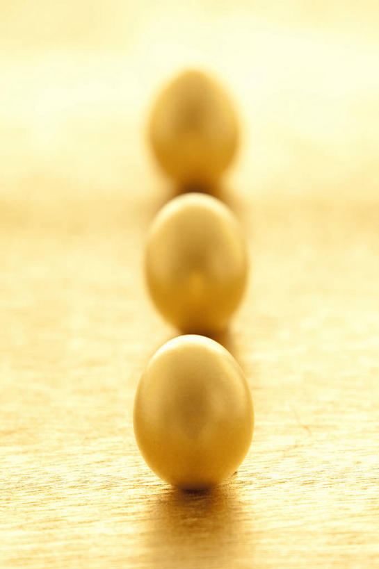 无人,竖图,俯视,室内,特写,白天,一排,阴影,朦胧,模糊,整齐,并列,并排,反射,影子,蛋,排列,三个,金融,理财,经济,队列,金蛋,平行,流通,贸易,卵,彩图,高角度拍摄