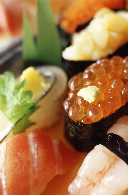 海鲜,米饭,三文鱼,寿司,无人,竖图,俯视,室内,特写,白天,烹饪,鲑鱼,阴影,朦胧,模糊,反射,鱼,影子,海苔,肉,鱼卵,鱼肉,日本料理,料理,食品,紫菜,饭,鱼籽,水产,菜肴,美食,肉类,鱼类,海洋生物,食物,日式料理,日式,佳肴,五谷,水生动物,海产品,醋饭,水生物,肉食,海底动物,鲑,四喜饭,彩图,高角度拍摄,条斑紫菜