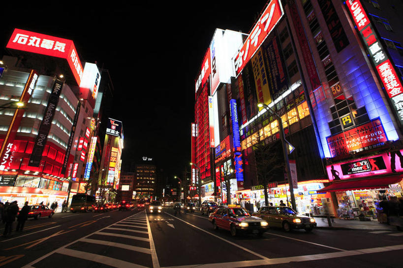 无人,高楼大厦,商店,横图,彩色,室外,夜晚,仰视,购物,度假,消费,美景,城市风光,超市,城市,大厦,道路,建筑,路,摩天大楼,霓虹灯,商场,夜景,公路,汽车,东京,日本,亚洲,阴影,朦胧,模糊,光线,影子,景观,灯光,分界线,七彩,停车线,交通,娱乐,光源,霓虹,车,灯,交通工具,轿车,享受,休闲,景色,放松,金融,百货,千代田区,车行道,车行道分界线,照明设备,载具,标线,秋叶原,选购,贸易,百货公司,东亚,车行线,本州,关东地方,本州岛,日本国,东京都,氖灯,血拼,马路,彩图,低角度拍摄,大楼,高层建筑,高楼,购物商场,购物中心,摩天楼,商业中心