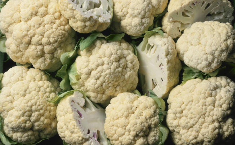 无人,横图,俯视,室内,特写,白天,蔬菜,一堆,许多,切开,阴影,堆叠,堆积,新鲜,反射,影子,花菜,花椰菜,食品,很多,菜花,食物,绿色,白色,切,有机食品,绿色食品,堆,椰菜花,剖面,切面,彩图,高角度拍摄,全画面,全框架,全帧,全画幅