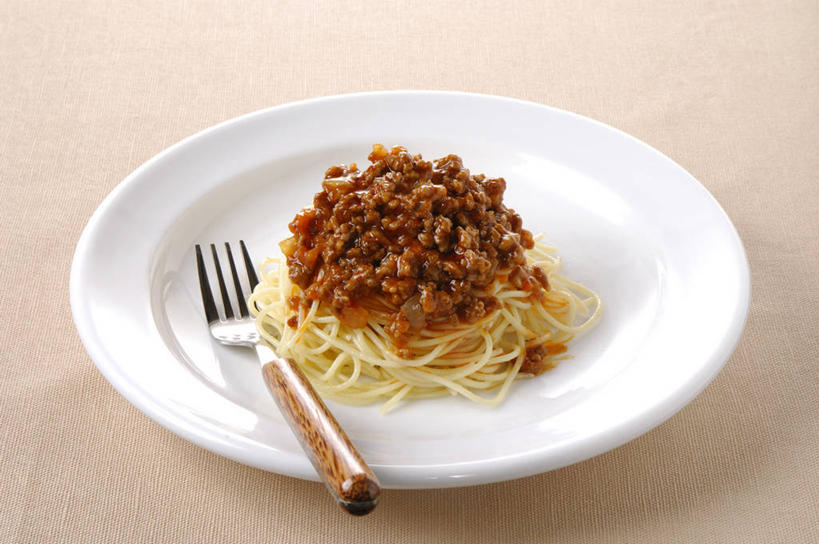 面食,面条,意大利面,无人,横图,俯视,室内,特写,白天,西餐,餐具,阴影,反射,叉子,碟子,盘,影子,调料,酱料,酱汁,面,肉,佐料,料理,食品,调味品,调味料,肉酱,肉糜,肉末,酱,肉类,食物,盘子,碟,西式,摄影,影棚,褐色背景,肉食,意粉,餐叉,意面,进餐用具,彩图,高角度拍摄,影棚拍摄,拍摄