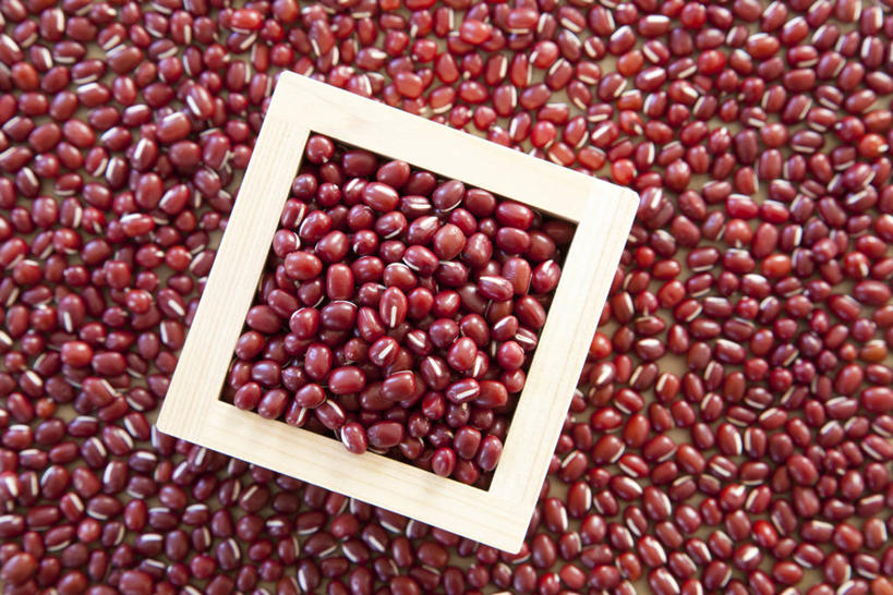 无人,横图,俯视,室内,特写,白天,植物,豆,蔬菜,一堆,许多,阴影,堆叠,堆积,新鲜,反射,木制,边框,图形,影子,正方形,豆类,豆子,红豆,食品,很多,几何,食物,红色,木制品,有机食品,绿色食品,堆,数学,赤豆,豆科,红小豆,彩图,高角度拍摄,全画面,全框架,全帧,几何图形,平面图形,正四边形,全画幅,小豆