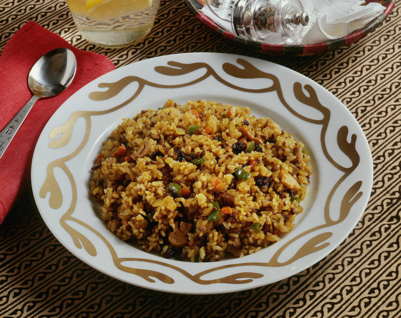 米饭,咖哩,无人,横图,俯视,室内,特写,白天,烹饪,餐桌,桌子,杯子,餐具,一把,阴影,反射,布料,碟子,盘,影子,勺子,炒饭,调料,料理,食品,饭,调味品,调味料,布纹,咖喱,菜肴,美食,玻璃制品,桌布,食物,红色,盘子,餐巾,水杯,调羹,碟,台布,汤匙,咖喱炒饭,佳肴,餐台,五谷,印度菜,印度料理,玻璃杯,餐桌布,彩图,高角度拍摄