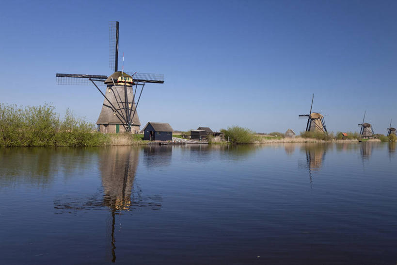 无人,横图,室外,白天,正面,旅游,度假,灌溉,草地,草坪,河流,美景,水,植物,风车,欧洲,荷兰,阴影,环保,光线,影子,河水,景观,水流,娱乐,草,蓝色,绿色,倒影,蓝天,天空,阳光,自然,天,享受,休闲,景色,放松,能源,晴朗,回收,资源,倒映,浇灌,荷兰风车,西欧,自然风光,利用,低碳,循环,万里无云,磨坊,荷兰王国,尼德兰王国,持续,反照,南荷兰省,小孩堤防,晴空,晴空万里,彩图