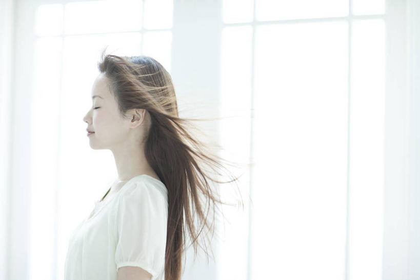 东方人,头发,一个人,站,闭眼,笑,微笑,横图,室内,白天,侧面,窗户,亚洲,仅一个年轻女性,仅一个女性,仅一个人,服装,飘扬,休闲装,黄种人,玻璃窗,衣服,站着,休闲,休闲服,服饰,飘逸,飞扬,年轻女性,女人,女性,亚洲人,闭眼睛,闭着眼,闭着眼睛,站立,半身,彩图