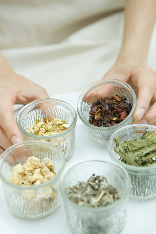 东方人,手,一个人,坐,竖图,俯视,室内,特写,白天,茉莉花,杯子,亚洲,双手,仅一个年轻女性,仅一个女性,仅一个人,握,服装,朦胧,模糊,盛开,拿,花蕾,拿着,休闲装,黄种人,玻璃制品,花,花瓣,花朵,茉莉,鲜花,衣服,水杯,花苞,花蕊,休闲,手部,休闲服,握着,服饰,莫利花,没丽,没利,末莉,末利,香魂,柰花,小南强,年轻女性,女人,女性,亚洲人,玻璃杯,坐着,半身,彩图,高角度拍摄,抹厉,木梨花