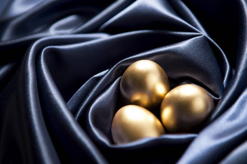 无人,横图,俯视,室内,特写,白天,爱情,奢侈,珠宝,阴影,花纹,反射,纹路,金属,布,图案,纹理,影子,布纹,黄金,三个,金色,摄影,影棚,昂贵,布匹,贵重,富贵,坚定,信念,忠诚,肌理,贵金属,富丽,约定,名誉,荣华,宝贵,彩图,高角度拍摄,影棚拍摄,拍摄,金子