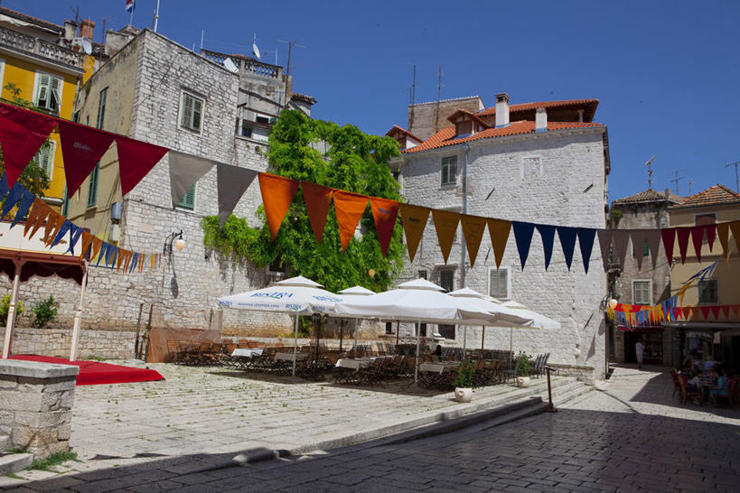 无人,家,横图,室外,白天,正面,度假,美景,植物,窗户,城市风光,城市,旗帜,欧洲,克罗地亚,一排,许多,阴影,整齐,光线,影子,房屋,墙,屋子,景观,公寓,很多,娱乐,旗子,洋房,楼房,玻璃窗,墙壁,墙面,住宅,排列,蓝色,绿色,蓝天,天空,阳光,自然,天,享受,休闲,景色,放松,生长,晴朗,成长,队列,万里无云,旌旗,旗号,克罗地亚共和国,晴空,晴空万里,彩图,房子,燕尾旗