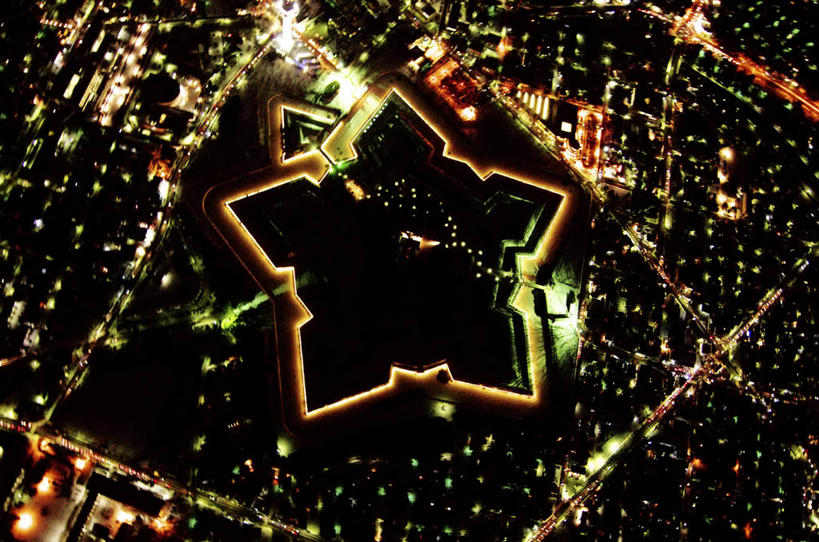 无人,家,横图,俯视,航拍,室外,夜晚,旅游,度假,美景,城市风光,标志建筑,城市,地标,建筑,路灯,夜景,照明,北海道,日本,亚洲,阴影,光线,影子,房屋,屋子,景观,公寓,灯光,娱乐,建设,洋房,楼房,住宅,灯,享受,休闲,景色,放松,照亮,照明设备,鸟瞰,东亚,日本国,北海道地方,北海道岛,函馆,函馆市,五陵郭,彩图,高角度拍摄,房子
