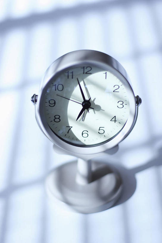 无人,竖图,俯视,室内,特写,白天,静物,阴影,朦胧,模糊,时间,反射,标志,时钟,数字,文字,影子,字符,指针,计时,标识,一个,钟表,表,时针,阿拉伯数字,单个,座钟,分针,钟,彩图,高角度拍摄