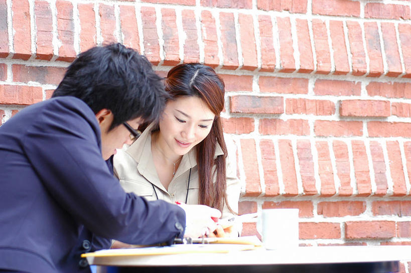 东方人,两个人,同事,商务人士,商务男性,商务女性,坐,说,横图,室外,白天,正面,衬衫,讨论,成功,合作,团队,集体,信心,建材,餐桌,桌子,建筑,杯子,亚洲,握,套装,开会,朦胧,模糊,会议,材料,瓷器,档案,文件,眼镜,纸,砖,砖块,墙,咖啡杯,陶瓷制品,拿,拿着,注视,黄种人,队伍,墙壁,墙面,手稿,资料,观察,看,砖头,握着,建造,红砖,餐台,观看,证明,察看,领导,成就,关注,文档,瓷杯,商务装,合伙,领袖,近视眼镜,工薪阶层,交流,男人,男性,年轻男性,年轻女性,女人,女性,亚洲人,白领,上班族,石料,沟通,讲话,交谈,商讨,说话,谈话,坐着,半身,彩图,衬衣,砌墙砖