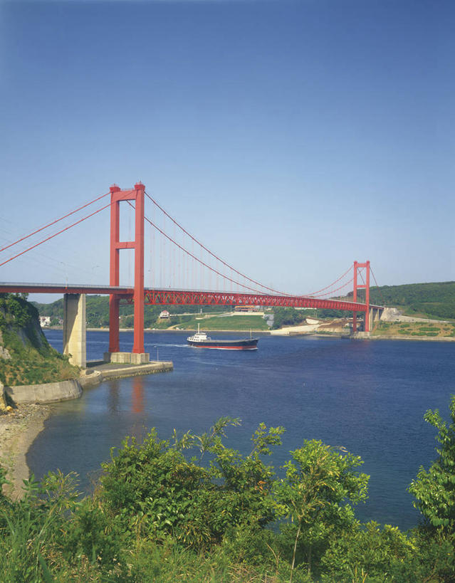 无人,竖图,室外,白天,正面,旅游,度假,草地,草坪,海浪,海洋,美景,山,山脉,树林,植物,大桥,桥梁,长崎,日本,亚洲,阴影,光线,影子,景观,浪花,山峰,斜拉桥,桥,山峦,娱乐,草,树,树木,蓝色,绿色,蓝天,天空,阳光,自然,海水,群山,天,享受,休闲,景色,放松,生长,晴朗,成长,自然风光,海景,东亚,万里无云,日本国,长崎县,九州本岛,九州,九州岛,九州地方,平户大桥,斜张桥,平户,平户市,大海,风浪,海,海水的波动,近岸浪,涌浪,晴空,晴空万里,彩图,平户岛