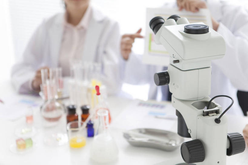 东方人,两个人,同事,科学家,坐,横图,室内,白天,正面,成功,合作,团队,集体,信心,实验,仪器,桌面,桌子,杯子,亚洲,握,阴影,服装,检查,朦胧,模糊,研究,透明,反射,分析,科学,化学,测试,烧杯,试剂瓶,显微镜,影子,实验室,研究室,黄种人,队伍,玻璃制品,衣服,白色,玻璃瓶,瓶子,观察,器皿,清晰,探索,握着,服饰,放大,观看,仔细,透镜,领导,凸透镜,聚焦,衣着,科研人员,白大褂,成就,穿着,关注,研究者,合伙,领袖,工作台,计量,试验室,实验服,科学研究者,玻璃仪器,试验耗材,实验用品,光学,清楚,衣饰,男人,男性,年轻男性,年轻女性,女人,女性,亚洲人,科学工作者,玻璃杯,坐着,半身,彩图,实验衣,实验台,实验桌