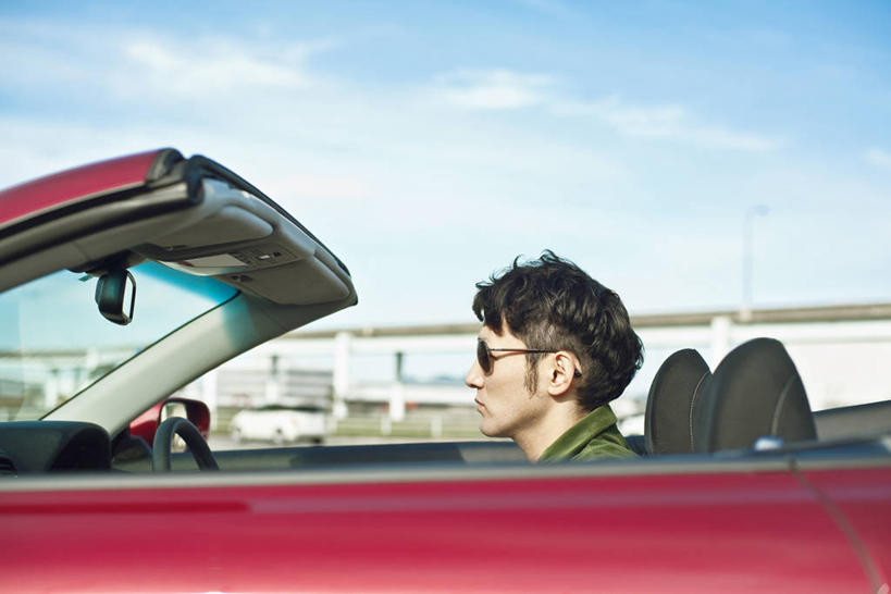 东方人,一个人,坐,横图,室外,白天,侧面,大桥,桥梁,汽车,亚洲,仅一个男性,仅一个人,仅一个中年男性,一副,一辆,握,阴影,服装,朦胧,模糊,光线,墨镜,眼镜,影子,云,云朵,高架,桥,跑车,云彩,注视,休闲装,黄种人,车,衣服,红色,蓝色,白云,蓝天,天空,阳光,太阳镜,太阳眼镜,交通工具,天,观察,驾驶,看,行驶,休闲,休闲服,遮阳镜,握着,服饰,晴朗,观看,操纵,控制,察看,关注,载具,敞篷跑车,高架桥,操控,高架道路,跨线桥,把持,男人,男性,中年男性,亚洲人,晴空,坐着,半身,彩图