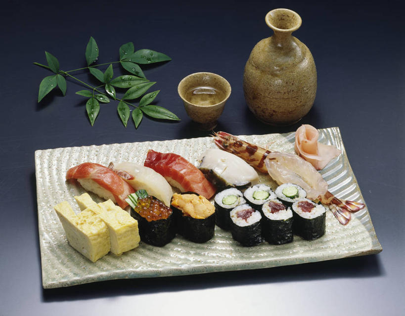 米饭,清酒,寿司,无人,横图,俯视,室内,特写,白天,烹饪,杯子,餐具,叶子,灰色背景,碟子,盘,陶瓷,日本料理,料理,食品,绿叶,陶瓷制品,酒类,紫菜,饭,菜肴,美食,酒,酒瓶,食物,饮料,盘子,瓶子,水杯,碟,日式料理,日式,嫩叶,摄影,佳肴,影棚,五谷,手握寿司,醋饭,握寿司,押寿司,四喜饭,膜菜,索菜,坛紫菜,子菜,紫英,紫瑛,叶,叶片,茶杯,彩图,高角度拍摄,影棚拍摄,拍摄,清酒瓶